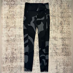 Under Armour Fitted Heatgear Leggings - Size Small